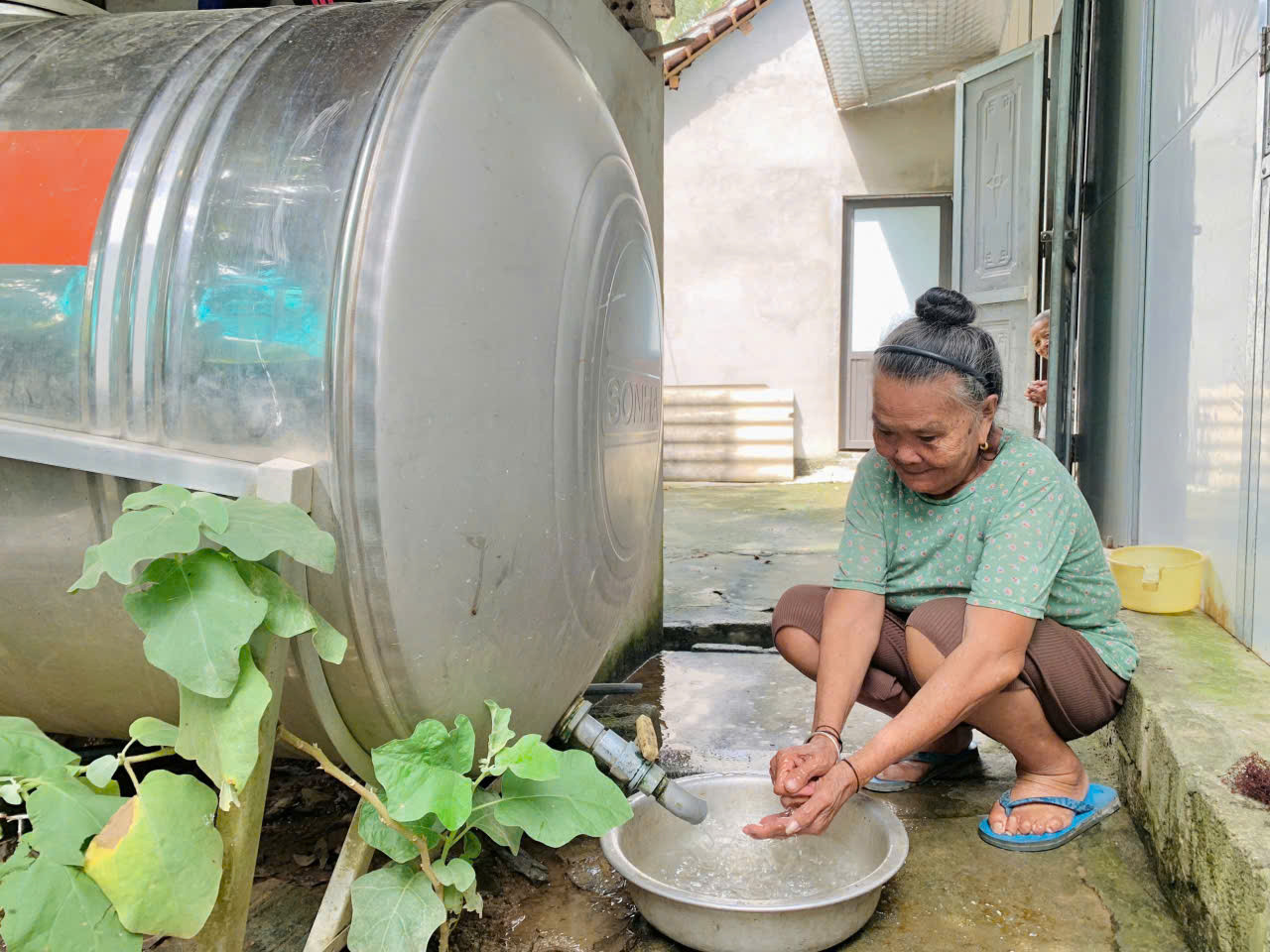 Bà Lương Thị Lợi ở bản Na Bón xã Yên Na được hỗ trợ nước sinh hoạt phân tán.jpg