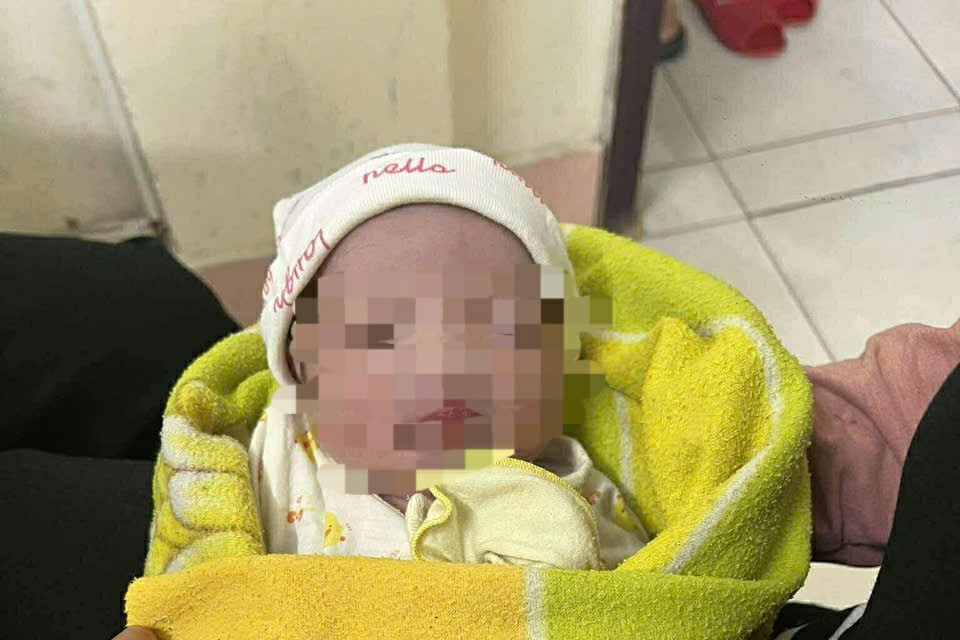 Bé gái sơ sinh bị bỏ rơi trong nhà hoang, không một thông tin để lại