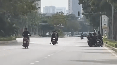 Phụ huynh bị phạt vì để con 'bốc đầu' xe máy trên đường ở Hà Nội