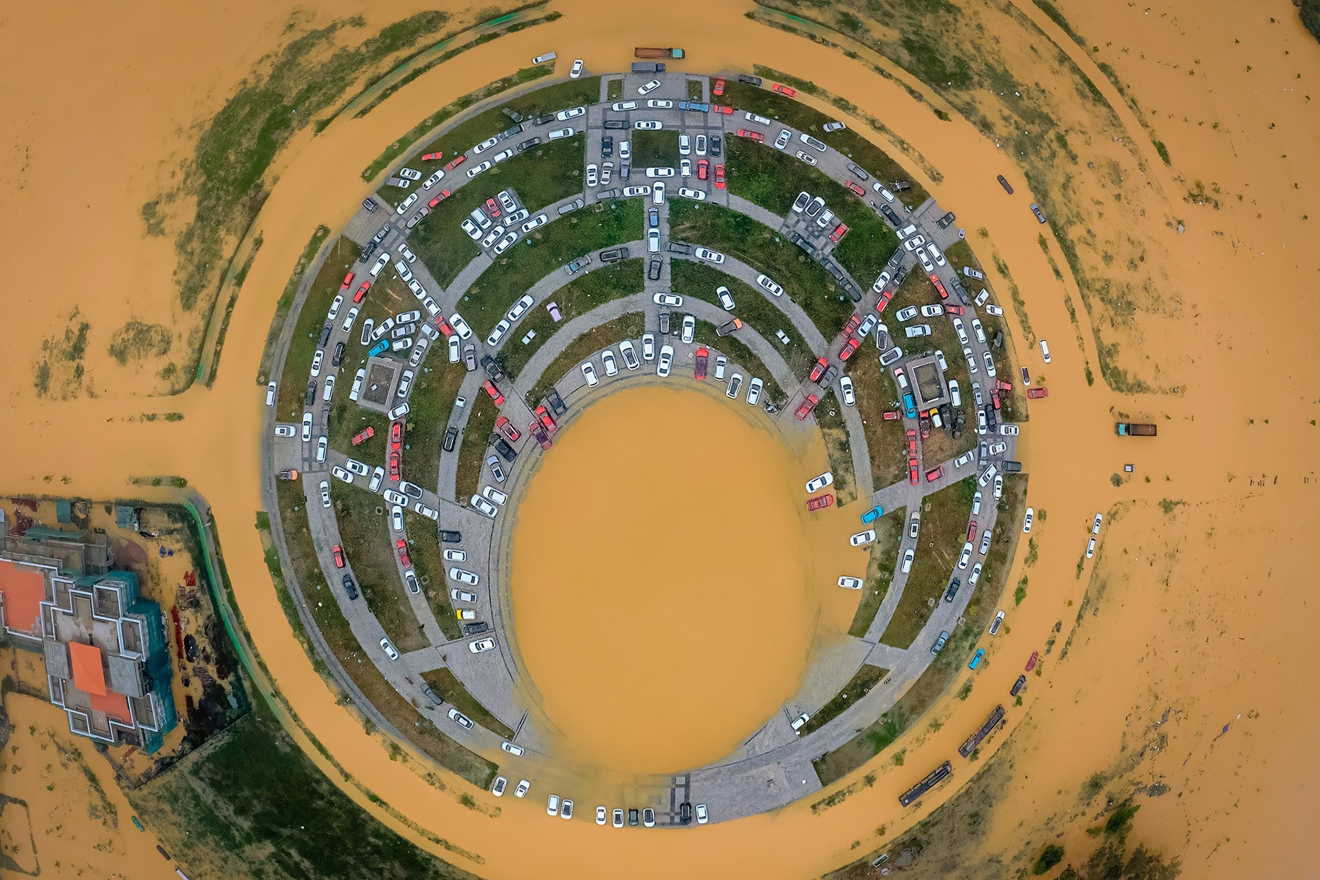 Cảnh tượng 'xứ Huế thơ mộng' giữa bốn bề biển nước nhìn từ trên cao