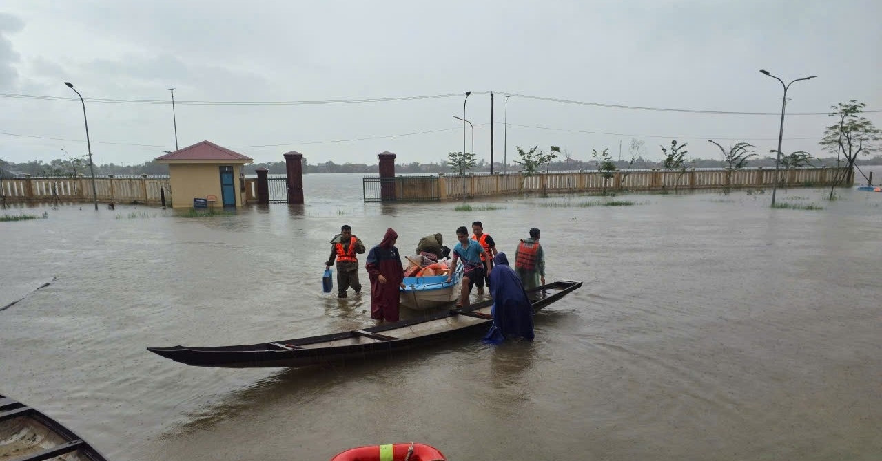 Chuyển hàng đến cứu trợ vùng lũ, ghe chở 6 người bị lật