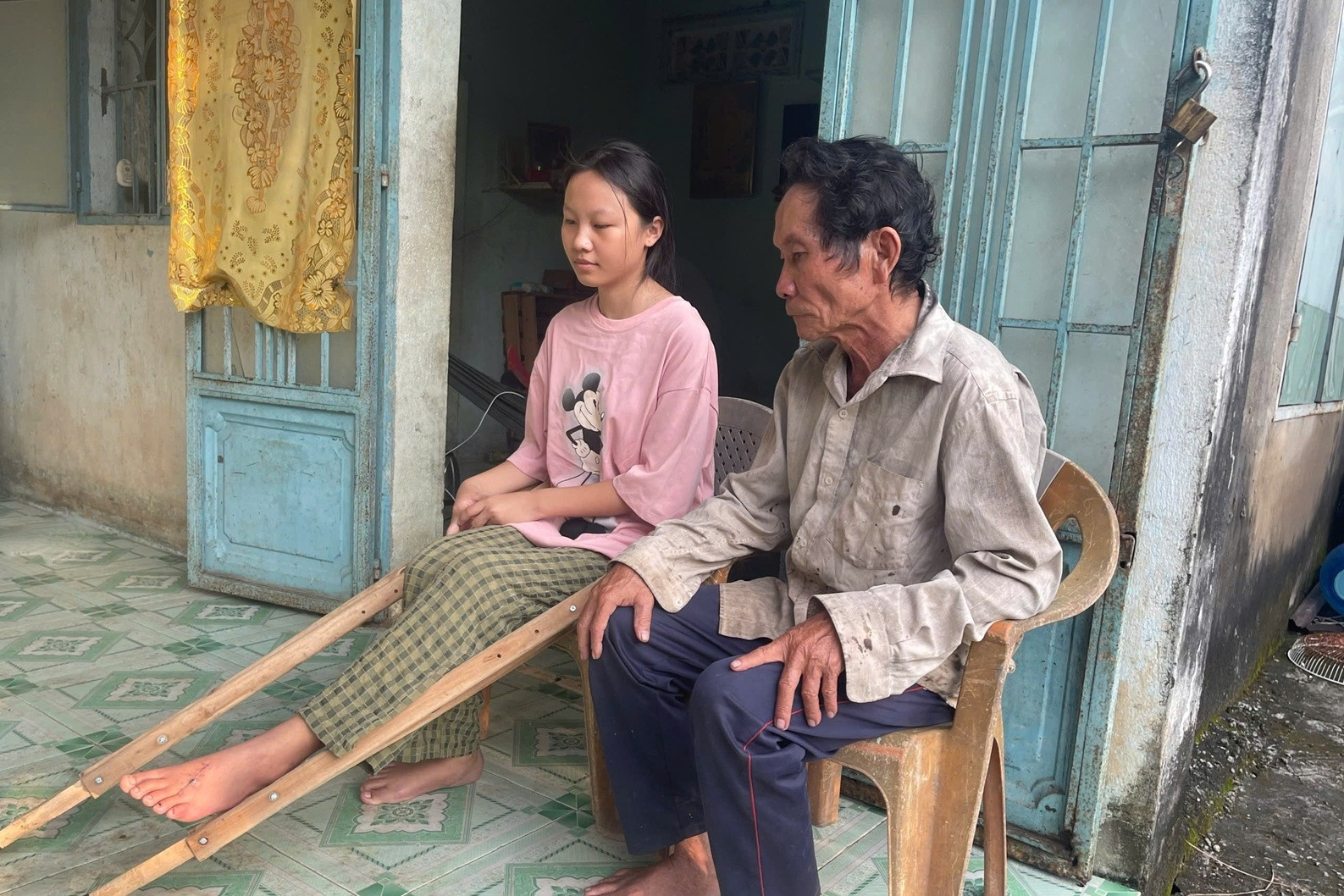 Cô bé 17 tuổi gãy chân đi bán vé số: