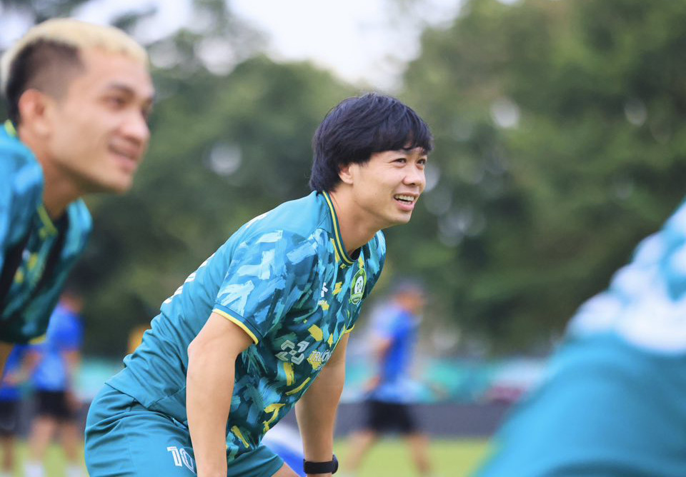 Công Phượng cười tươi rói, sẵn sàng tái xuất sau chấn thương cong phuong 2.jpg