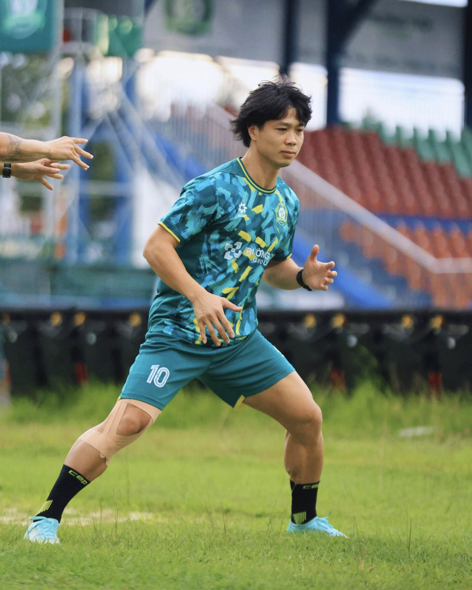 Công Phượng cười tươi rói, sẵn sàng tái xuất sau chấn thương cong phuong 4.jpg