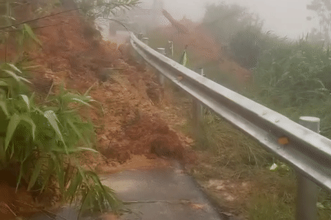 Đèo Đại Ninh sạt lở nghiêm trọng, giao thông nối Phan Thiết - Đà Lạt tê liệt