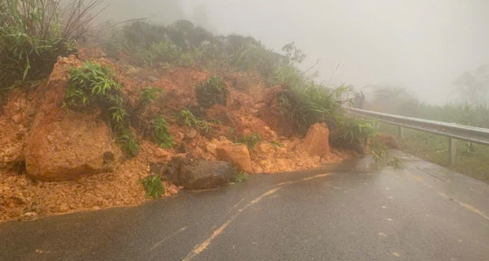 Đèo Đại Ninh sạt lở nghiêm trọng, giao thông nối Phan Thiết - Đà Lạt tê liệt