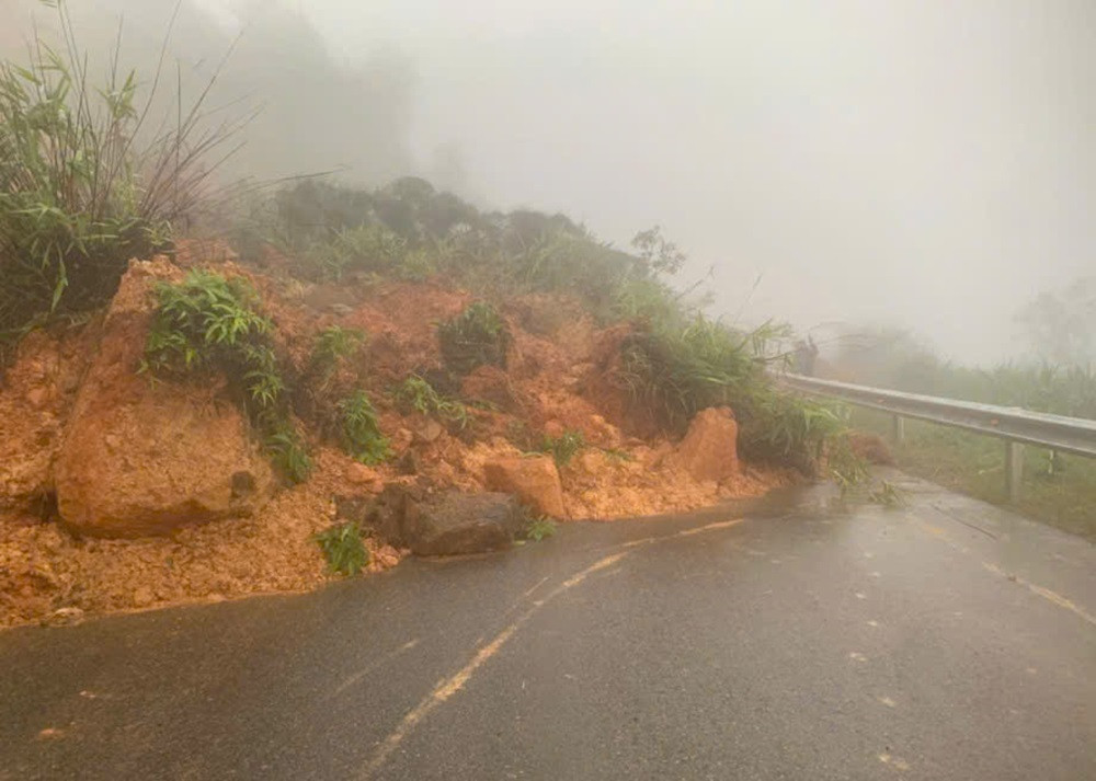 Đèo Đại Ninh sạt lở nghiêm trọng, giao thông nối Phan Thiết Đà Lạt tê liệt.jpg