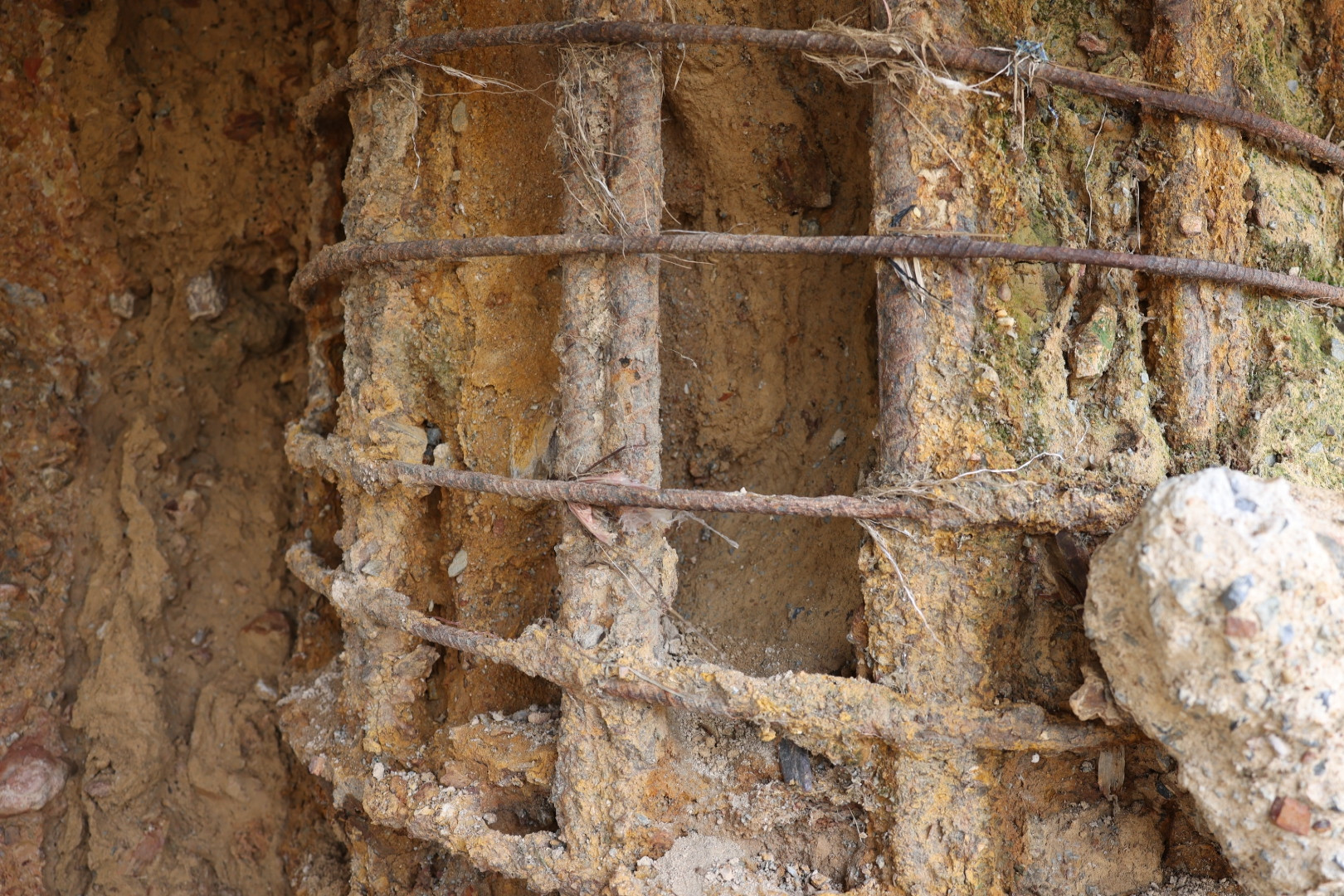 Diễn biến mới nhất vụ trụ cầu ở Phú Thọ xuất hiện cảnh tượng 'rợn người'