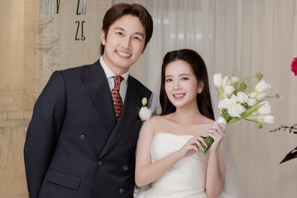 Diễn viên Ngọc Huyền xinh đẹp rạng ngời trong lễ ăn hỏi với Đình Tú