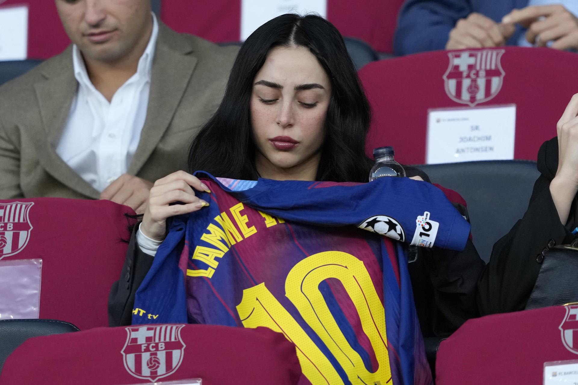 Nicki Nicole trong một trận đấu của Barca. Ảnh: EFE