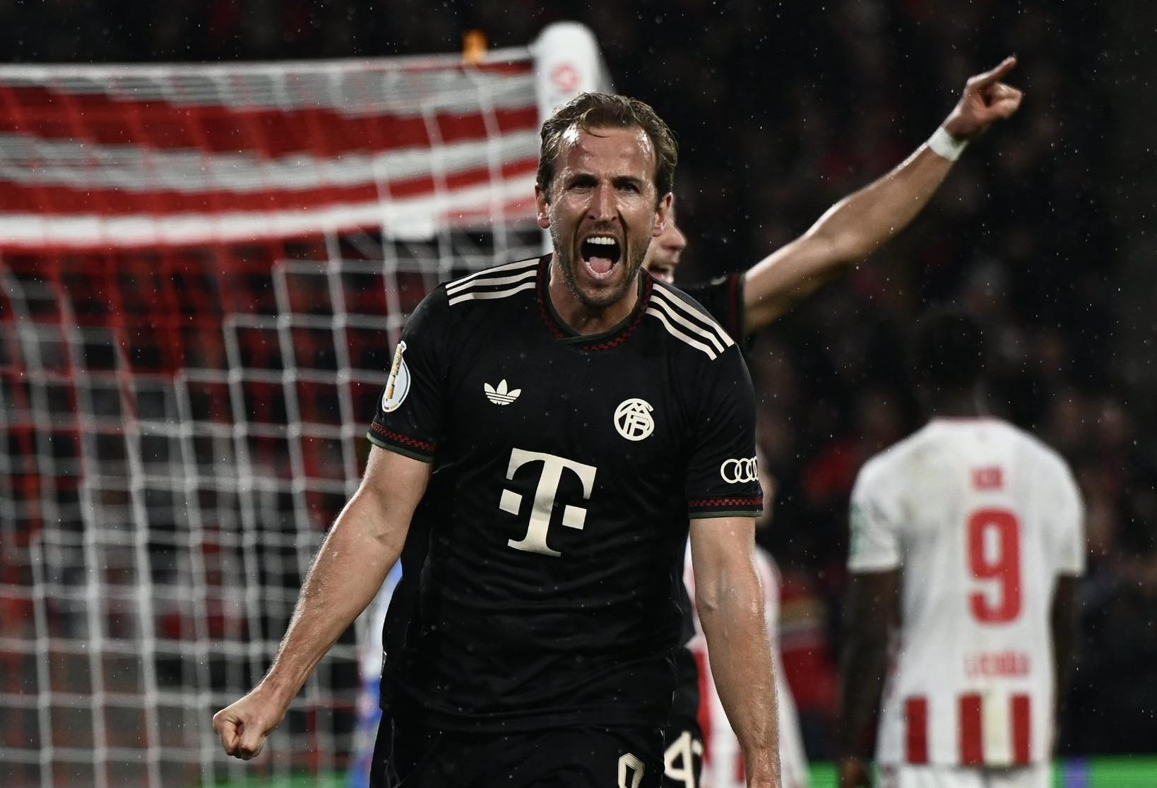 Harry Kane thăng hoa, Bayern Munich ngược dòng ấn tượng