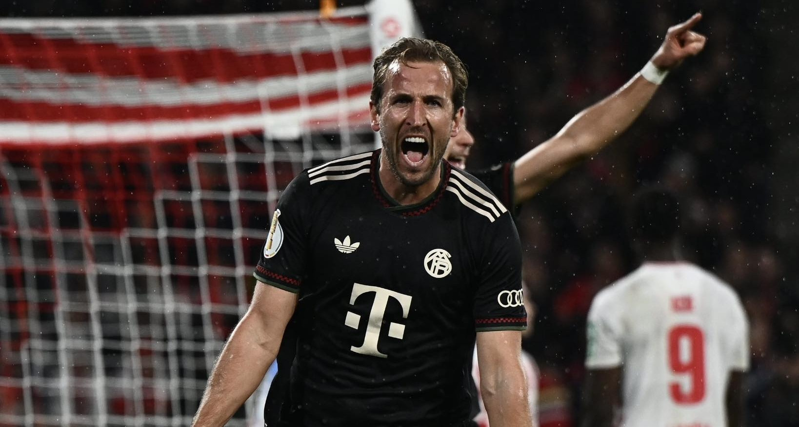 Harry Kane thăng hoa, Bayern Munich ngược dòng ấn tượng