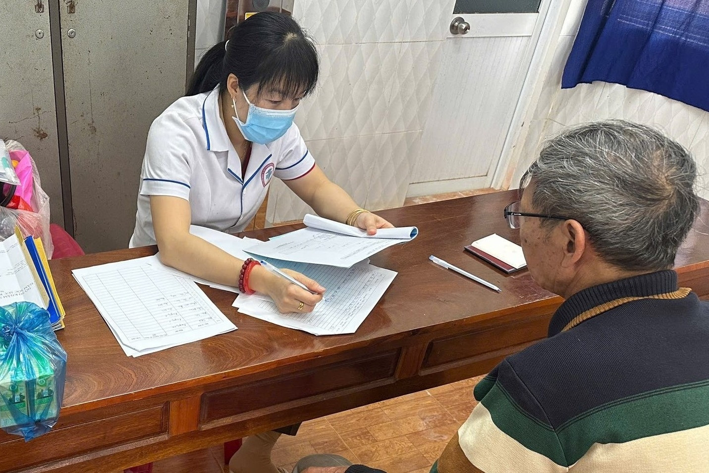 Khám, cấp thuốc miễn phí cho đồng bào dân tộc thiểu số