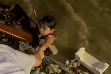 Khoảnh khắc bé trai trôi giữa dòng sông Hàn cuộn xiết được cứu sống