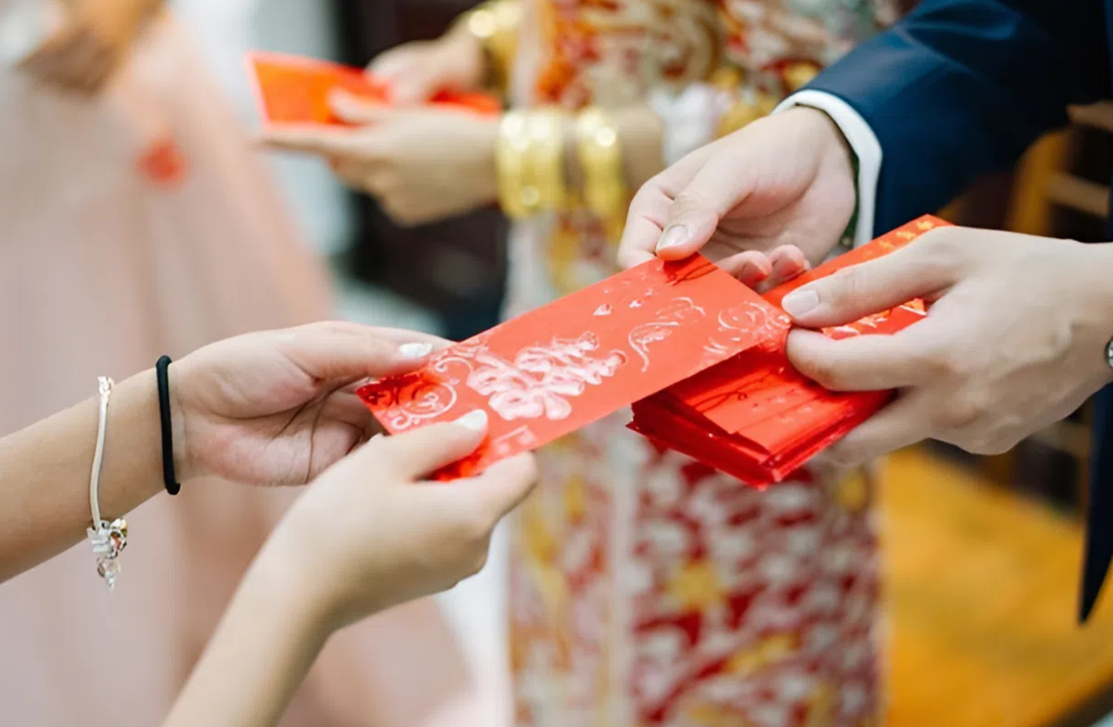 Lì xì phù rể 500 nghìn, cô dâu sững sờ khi mở phong bao của nhà trai