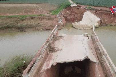 Lũ cuốn trôi cầu, hàng trăm người dân phải đi đường vòng 7km