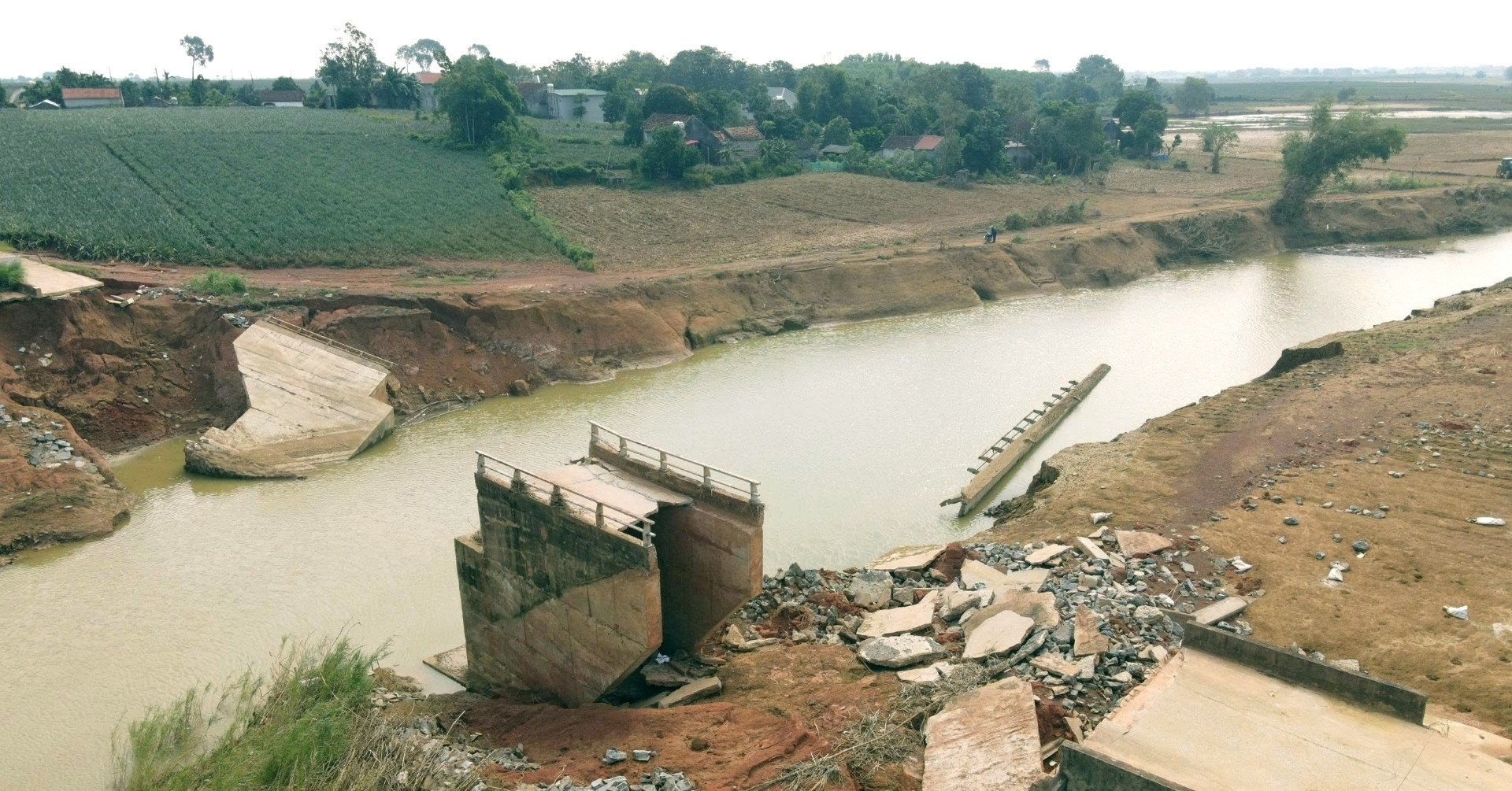 Lũ cuốn trôi cầu, hàng trăm người dân phải đi đường vòng 7km để qua lại