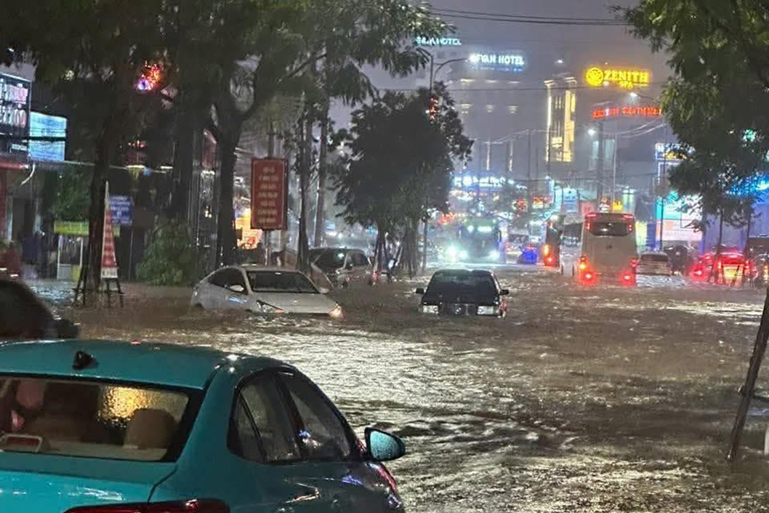 Phú Quốc ngập sâu sau trận mưa lớn nhất từ năm 2000, loạt ô tô bất động trong biển nước