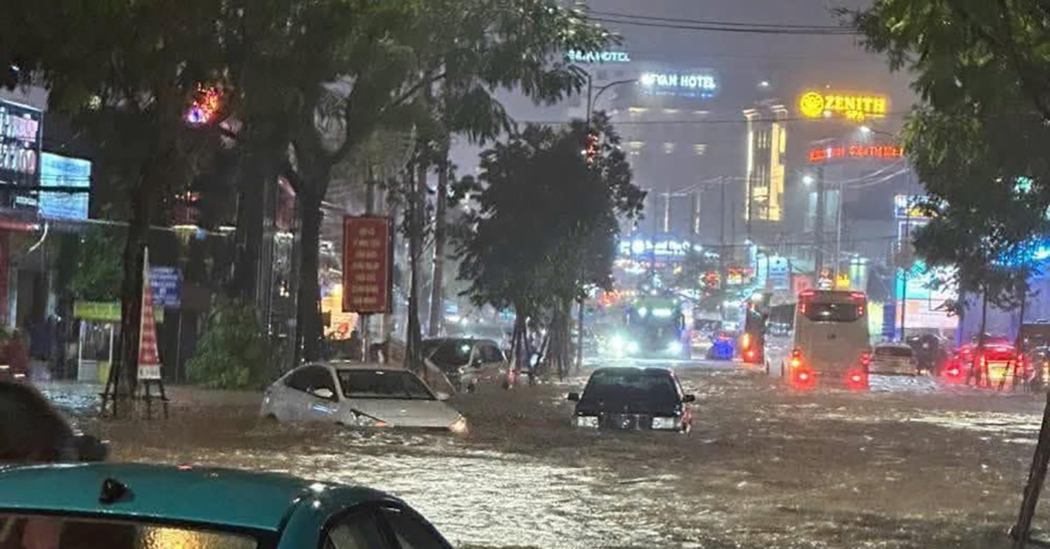 Phú Quốc ngập sâu sau trận mưa lớn nhất từ năm 2000, loạt ô tô bất động trong biển nước