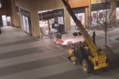 Nhóm cướp táo tợn dùng xe nâng khuân cả cây ATM rồi tẩu thoát trong đêm