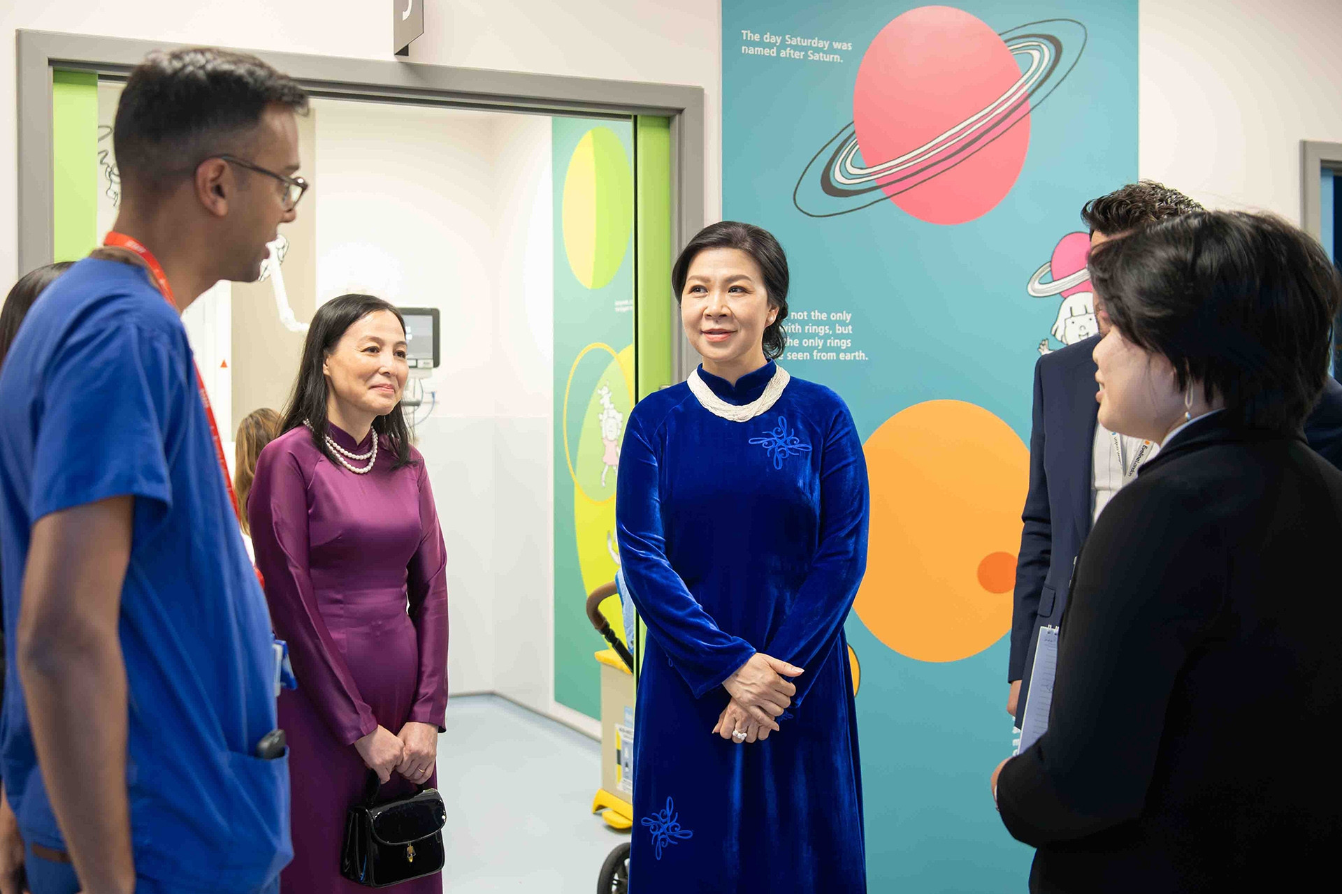 Phu nhân Tổng Bí thư thăm bệnh viện Nhi Evelina London