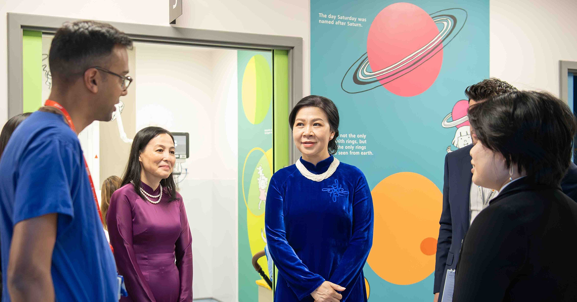 Phu nhân Tổng Bí thư thăm bệnh viện Nhi Evelina London