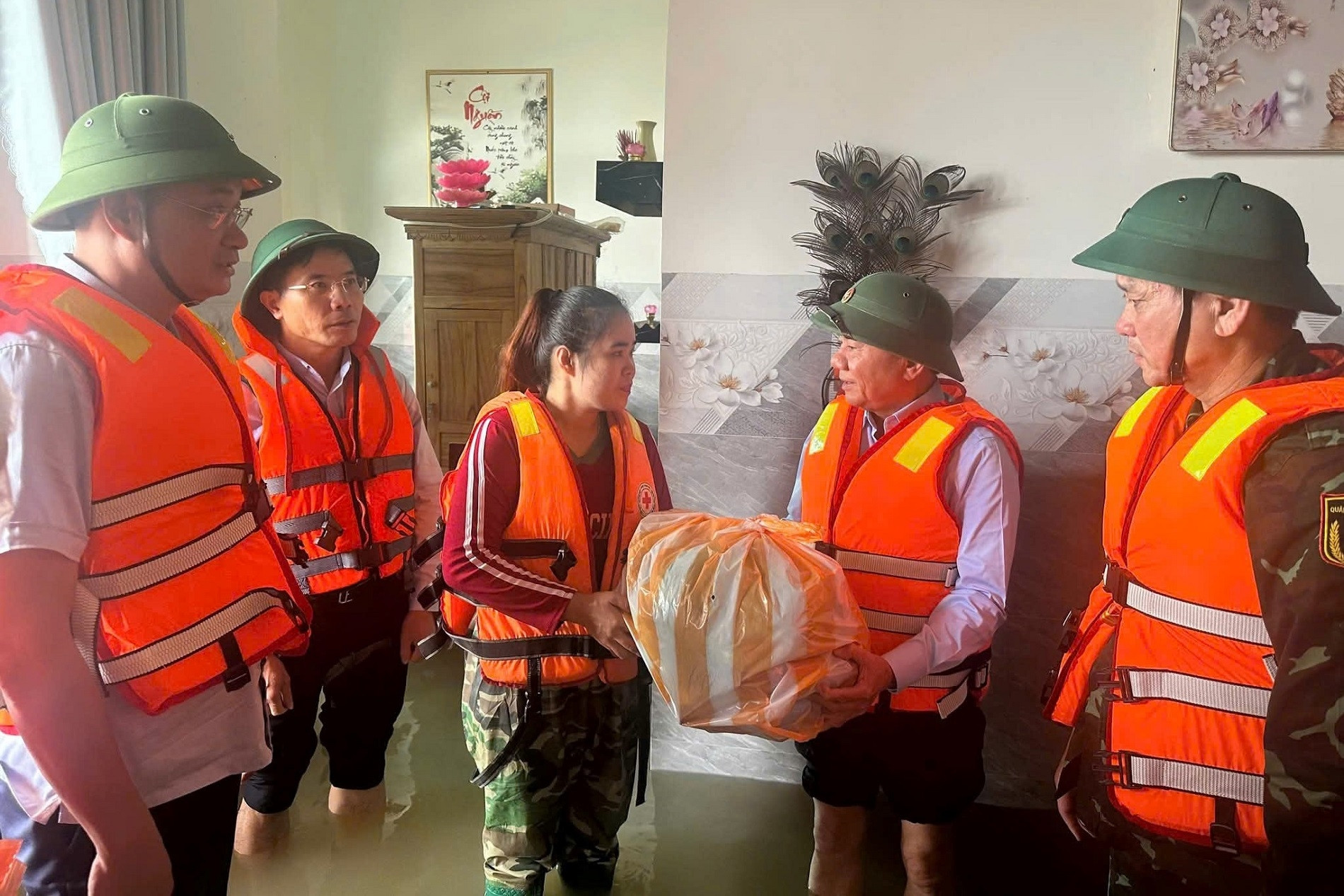 Thường trực Ban Bí thư Trần Cẩm Tú thăm người dân vùng lũ