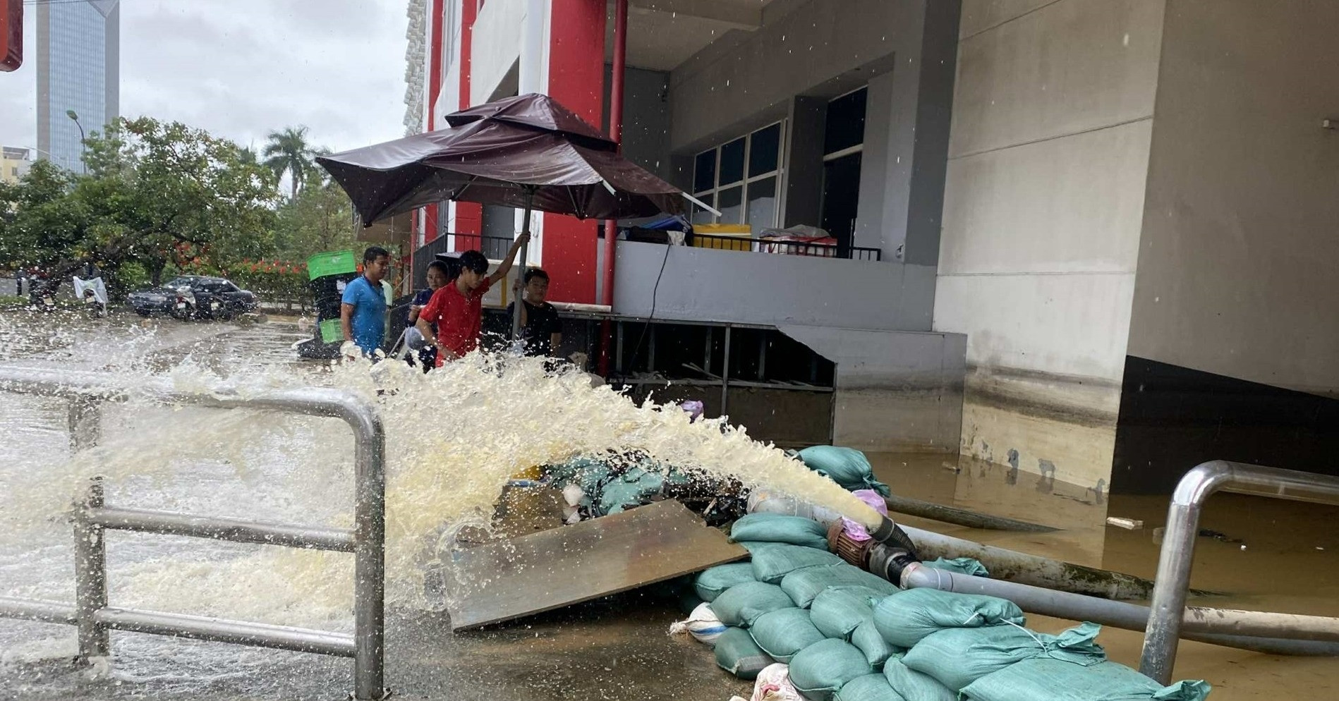 Tình cảnh ‘trớ trêu’ của người dân Huế khi lũ rút