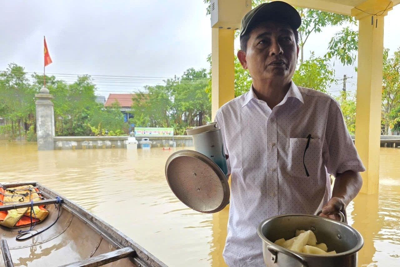 Trưởng thôn mang nồi sắn luộc đi ăn lấy sức cứu trợ, để phần quà cho dân
