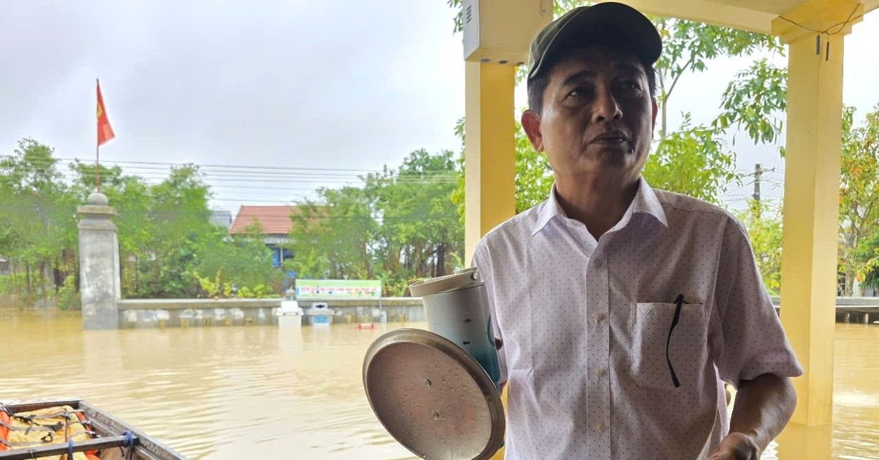 Trưởng thôn mang nồi sắn luộc đi ăn lấy sức cứu trợ, để phần quà cho dân