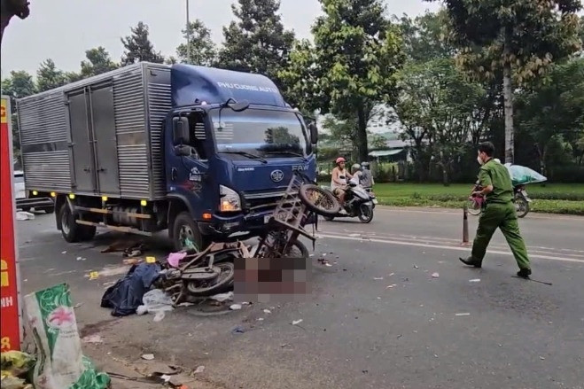 Va chạm liên hoàn với 2 ô tô, nam thanh niên lái xe lôi tự chế tử vong tại chỗ