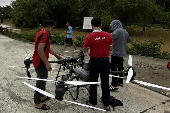 Viettel Post dùng drone chuyển thuốc kịp thời cứu cháu bé 2 tuổi trong vùng lũ
