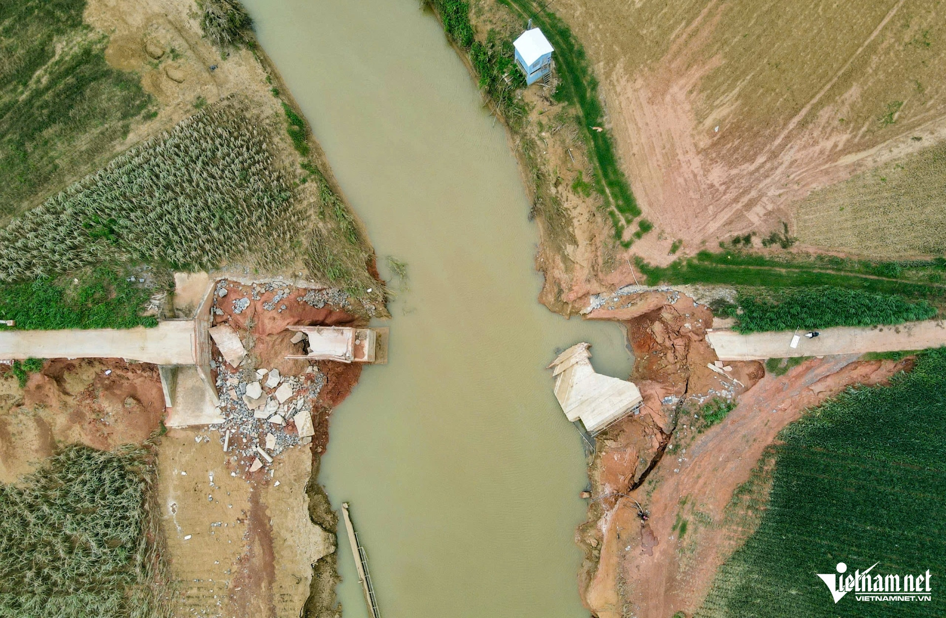 W-a1Cầu dân sinh bị sập.jpg