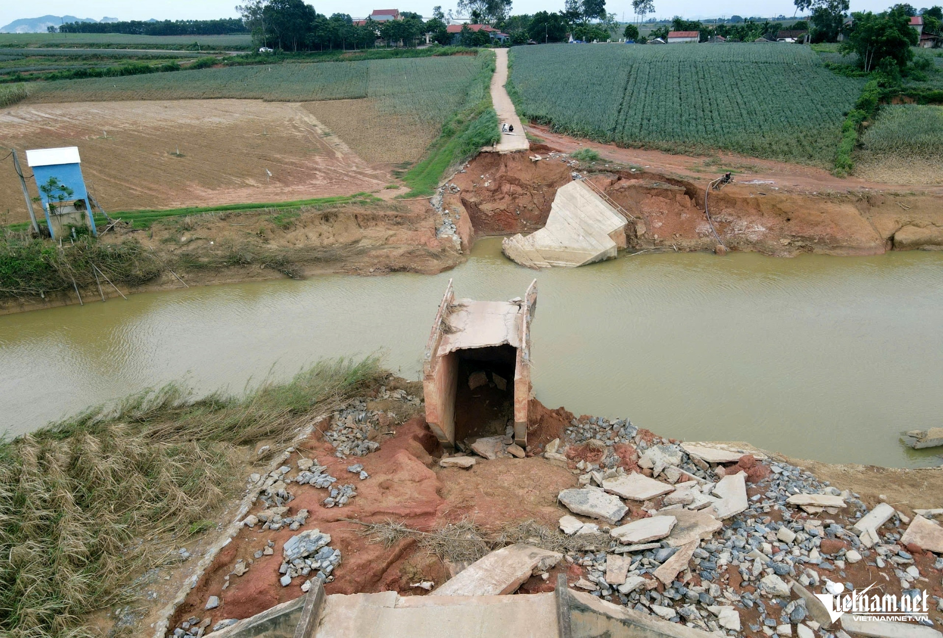 W-a2Cầu dân sinh bị sập.jpg