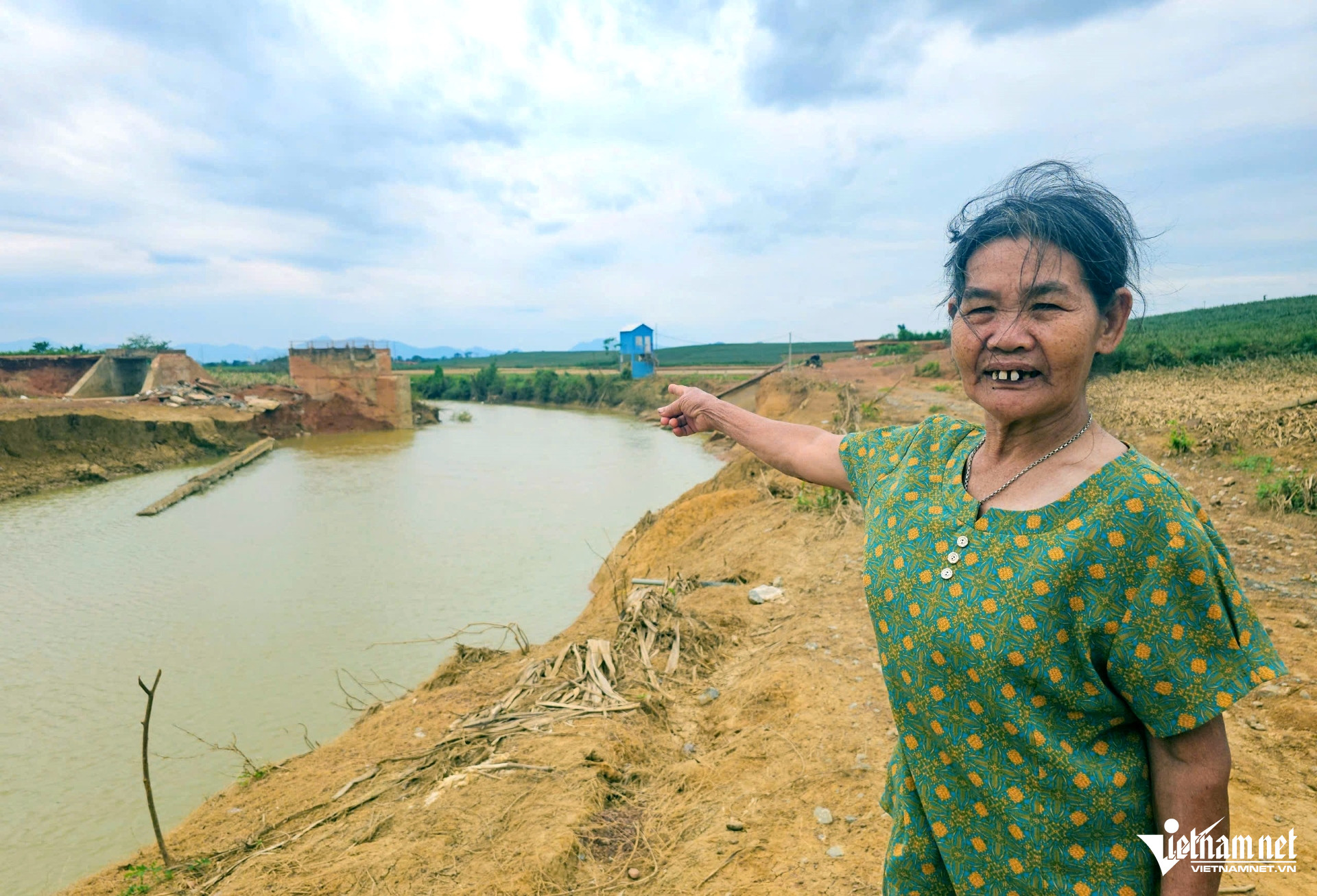 W-a4Cầu dân sinh bị sập.jpg