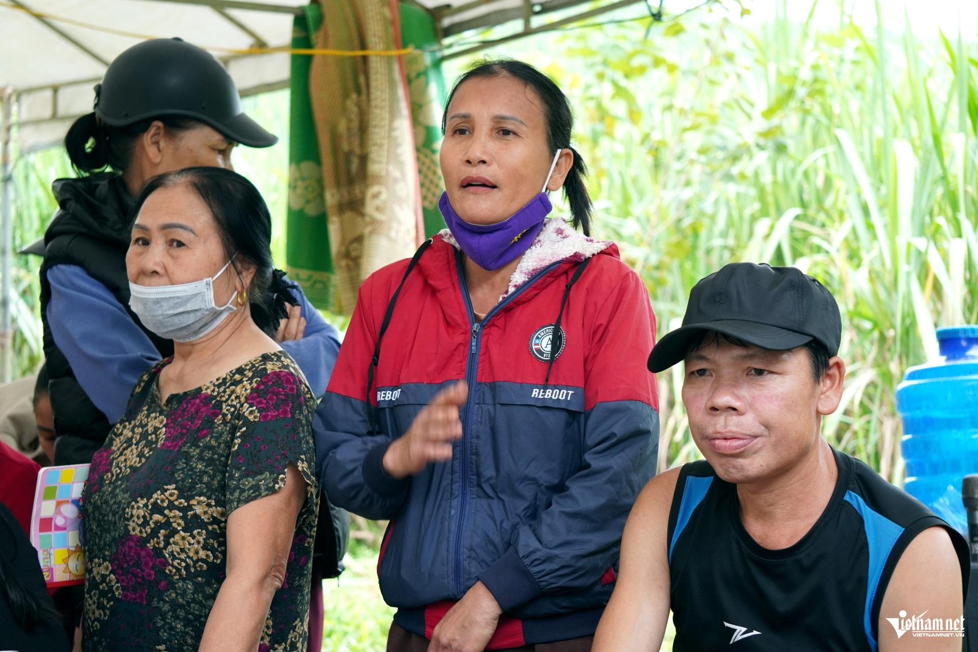 W-a4Người dân ở Thanh Hóa dựng lều.JPG.jpg