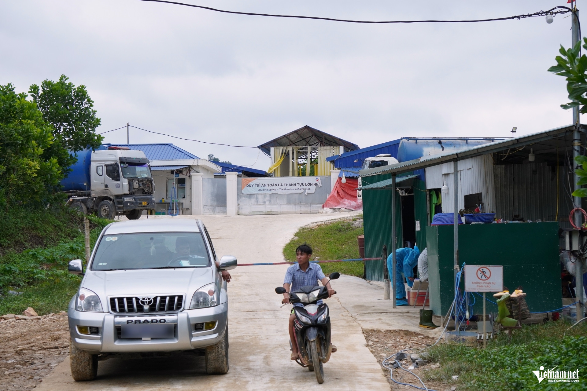 W-a5Người dân ở Thanh Hóa dựng lều.JPG.jpg