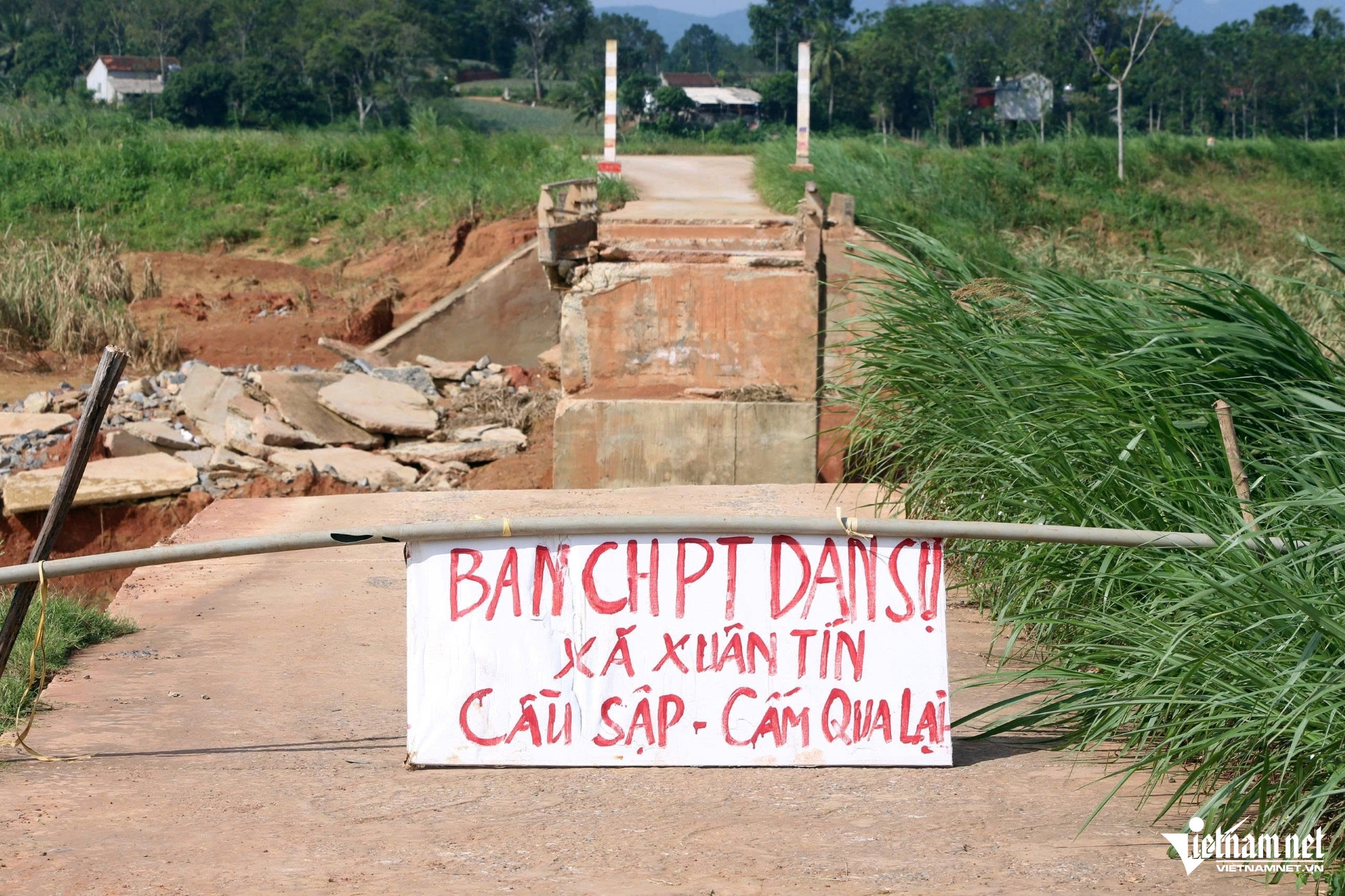 W-a7Cầu dân sinh bị sập.jpg