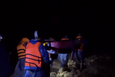 Xuyên đêm khiêng cáng vượt 20km đường sạt lở, cứu 3 người nguy kịch do vùi lấp