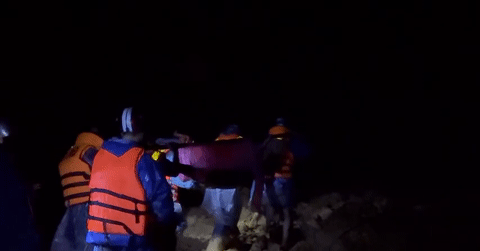 Xuyên đêm khiêng cáng vượt 20km đường sạt lở, cứu 3 người nguy kịch do vùi lấp