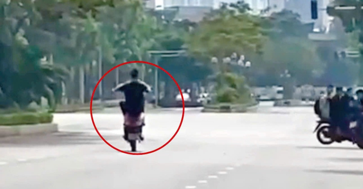 Phụ huynh bị phạt vì để con 'bốc đầu' xe máy trên đường ở Hà Nội