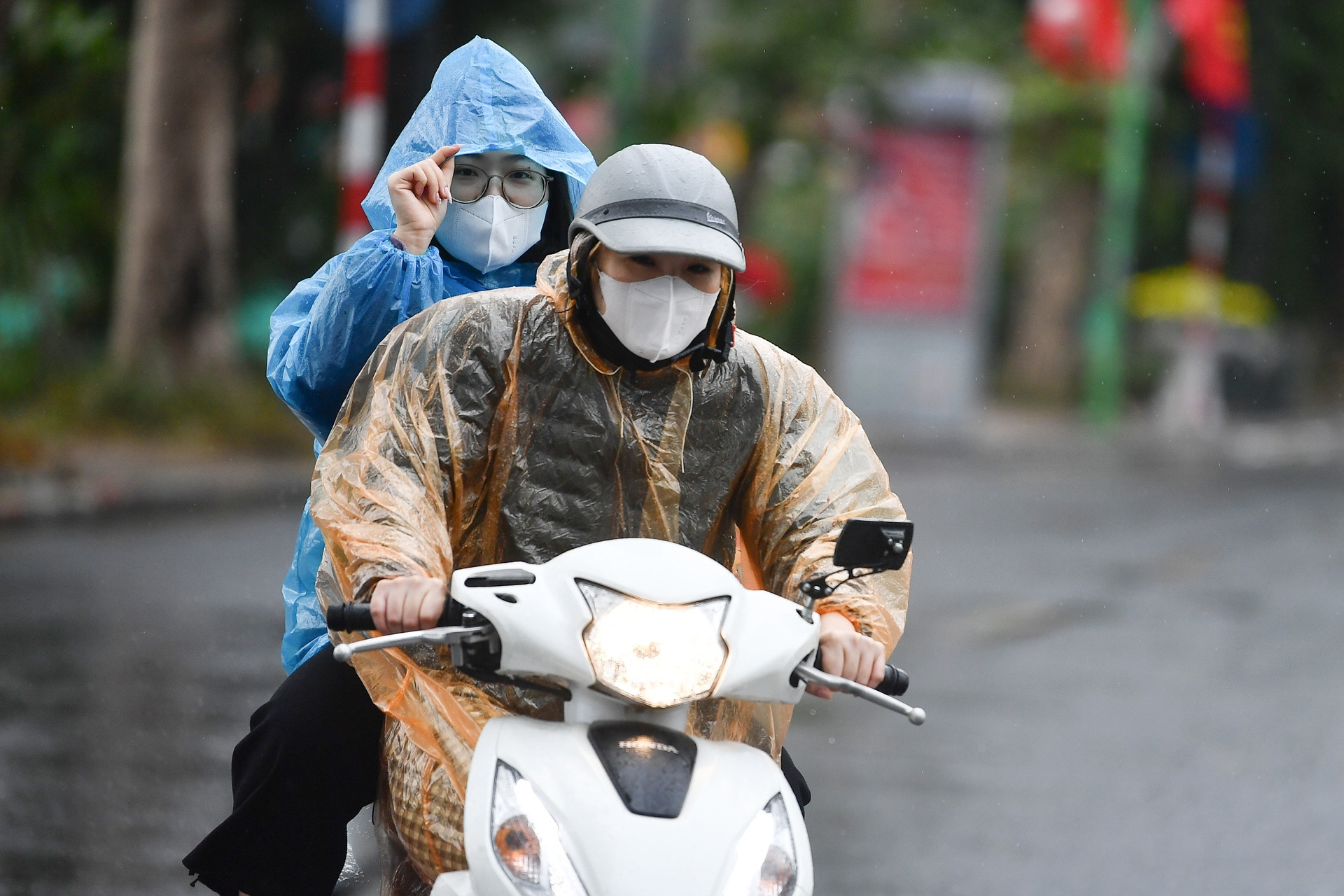 Dự báo thời tiết 1/11/2025: Không khí lạnh bao trùm miền Bắc, Trung Bộ mưa lớn