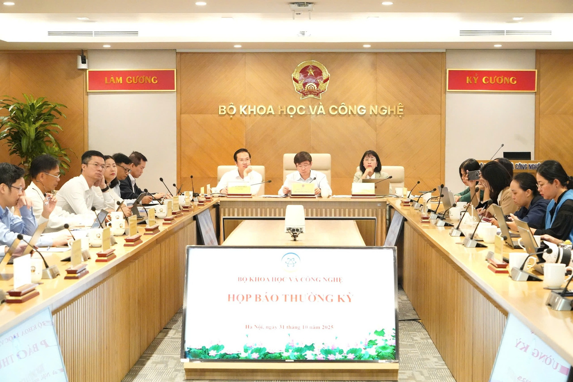 3110 hop bao thuong ky.jpg