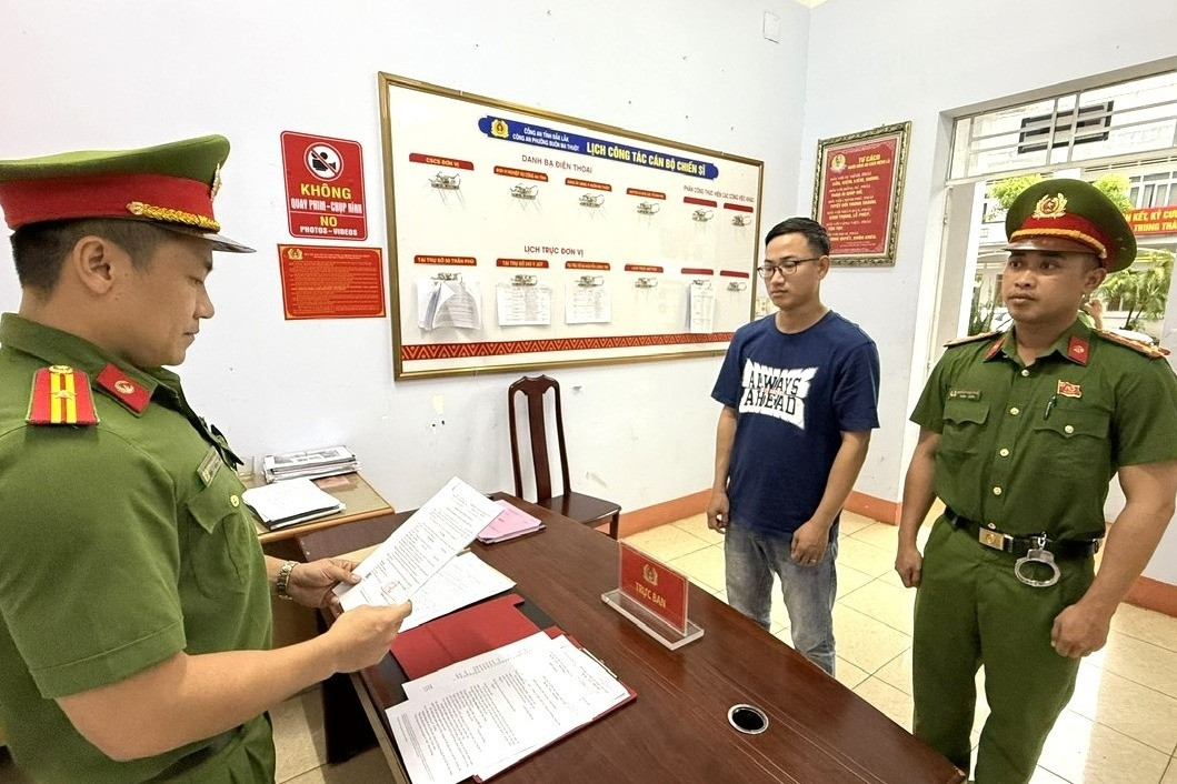 Bắt phó phòng giao dịch ngân hàng lừa vay tiền tỷ để đầu tư trên mạng