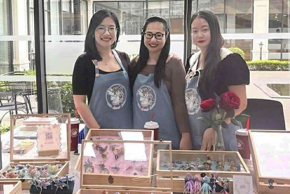 Bỏ việc lương cao, 3 phụ nữ Hà Nội ‘đính’ đam mê vào những chiếc ghim cài áo