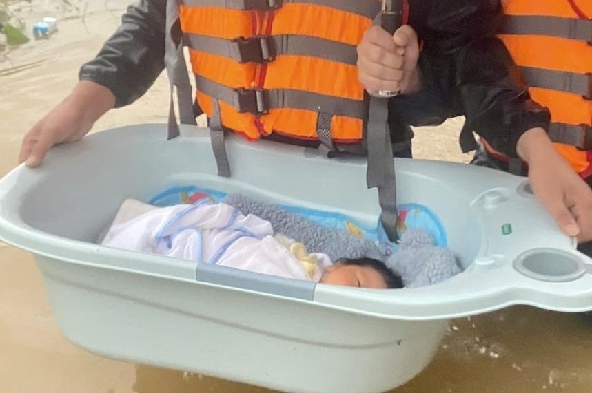 Bức ảnh bé sơ sinh ở vùng lũ khiến nhiều người thốt lên: 'Thương quá!'