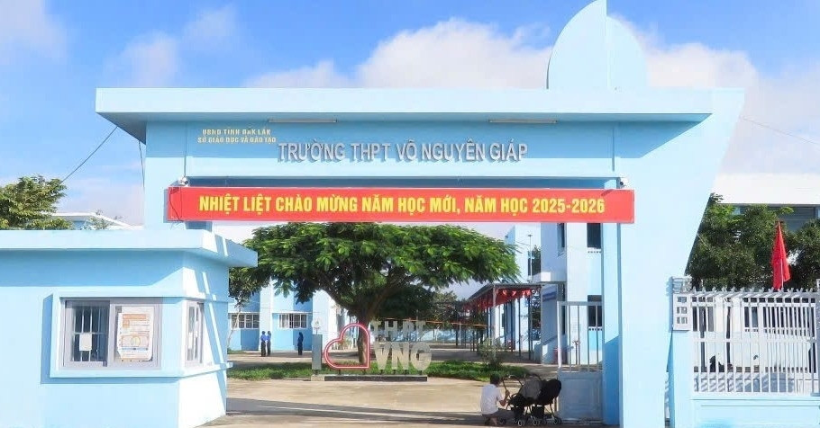 Buộc thôi việc giáo viên dạy toán &amp;apos;bóp cổ&amp;apos; bí thư đoàn trường
