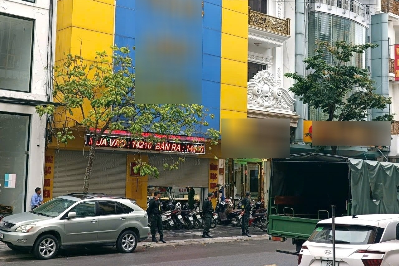 Cảnh sát phong tỏa đường có hàng loạt tiệm vàng nổi tiếng ở Thanh Hóa