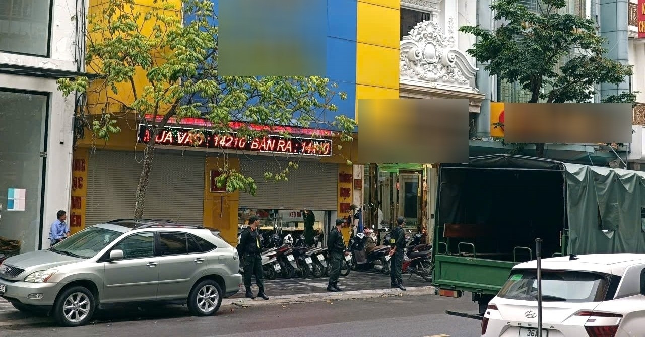 Cảnh sát phong tỏa đường, khám xét hàng loạt ti...