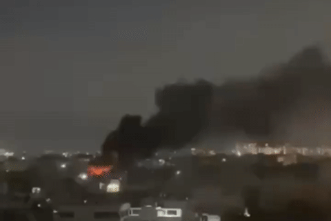 Cháy lớn kho phế liệu kèm tiếng nổ, người dân TPHCM bế con tháo chạy